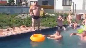 Толстый мужчина прыгает в бассейн:)