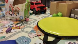 играем в детские игрушки в детской комнате