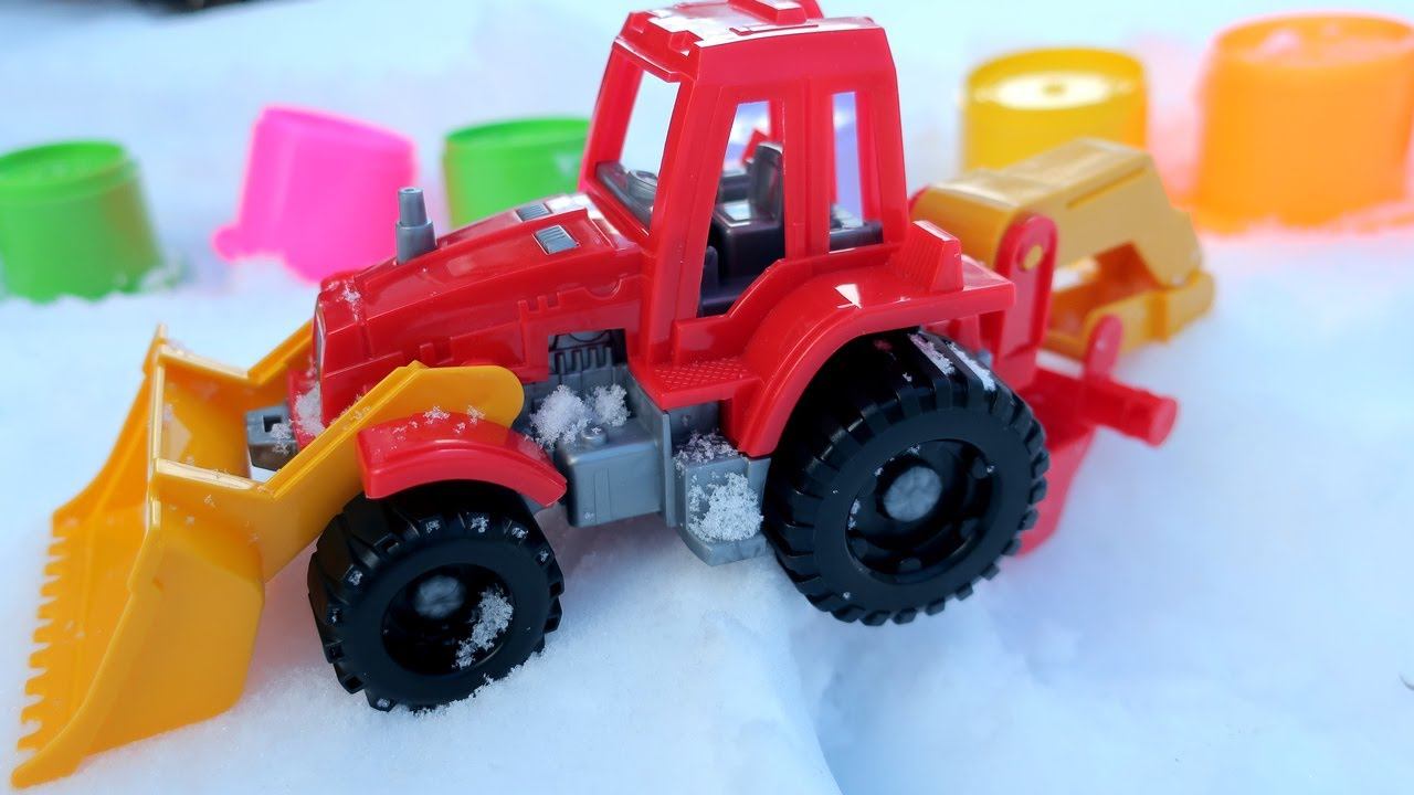 Видео с игрушками для детей. Трактор и разноцветные пирамидки смотреть онлайн