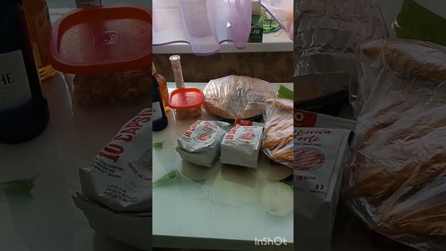 Поход в магазин за кормом но купила кучу как всегда.