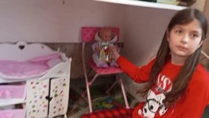 Фрося играет.