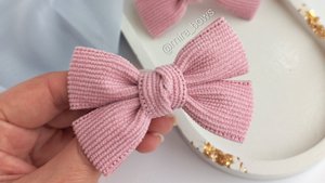 Простой бантик из вельветой ленты