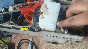 Почему, и от куда вытекает масло на электро пиле