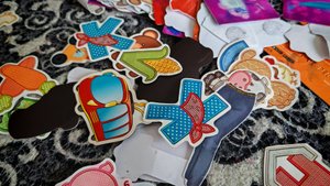 играем в детские наклейки