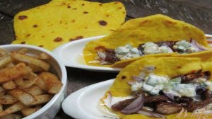 Мясо на лепешке с жаренным картофелем