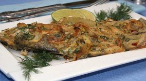 Запеченые караси с луком