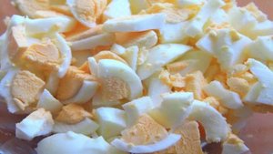 Наливной пирог с яйцами, зеленым луком и сыром