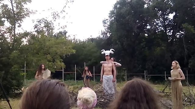 Полуголые девушка и парень на летнем странном перформансе.