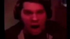 Злой Сумочкин кричит и бьёт по столу.