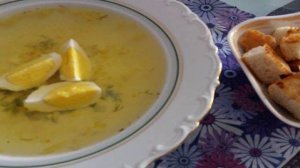Куриный бульон с крутонами (гренками) и яйцом