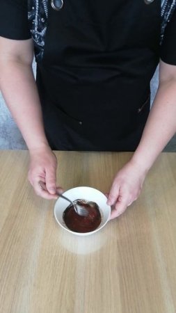 Маринованная сельдь с луком и маслинами.