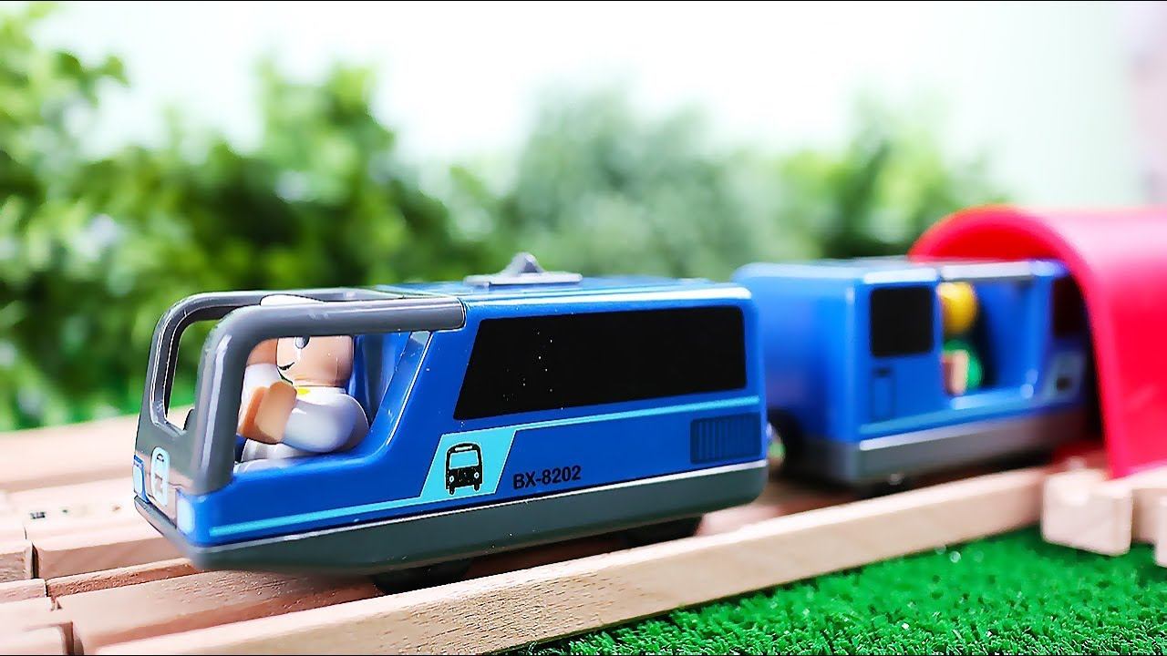 Деревянная железная дорога и игрушечный поезд. Игрушки для детей смотреть онлайн