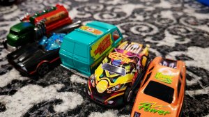 играем в маленькие детские машинки