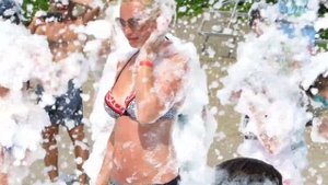 Танцы в пене на пляже