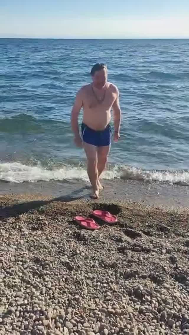 #Байкал: первый купальщик сезона-2025 1000046953.mp4