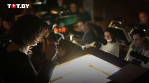 Репетиция женщины дирижера и симфонического оркестра в музыкальном театре