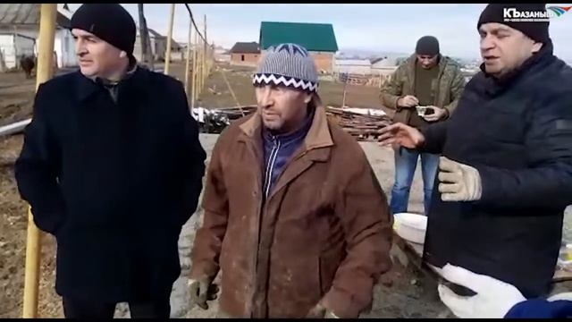 Работы по установке бетонных столбов.