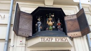 на входе в красноярский театр кукол (перед спектаклем, 24.03.22)