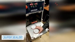 Упаковщик пищевых продуктов с нанесением графической маркировки.  Food packer with graphic marking