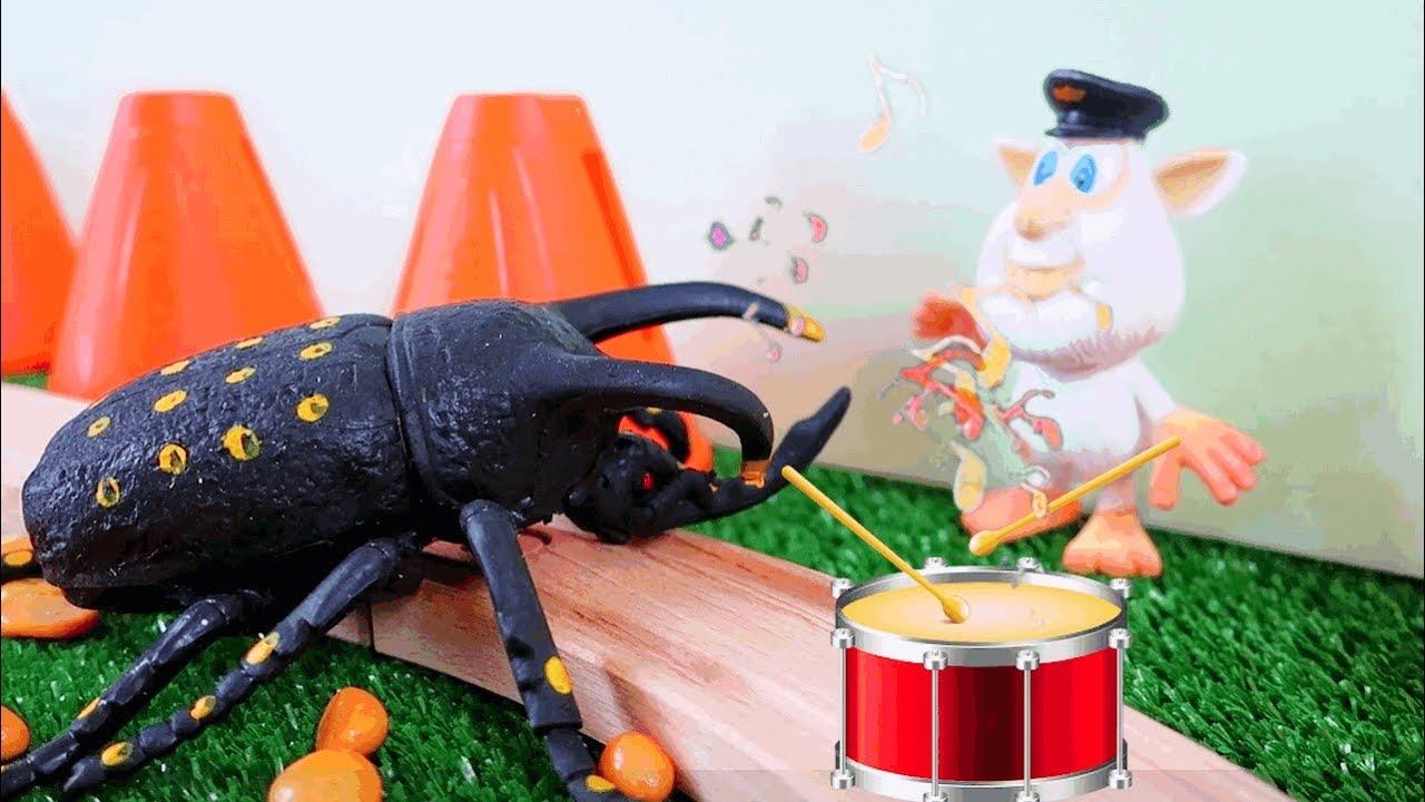 Буба на паровозе. Деревянная железная дорога. Жук на дороге смотреть онлайн