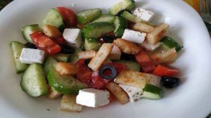 Салат греческий с сухариками