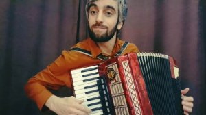Микаэль Амирханов, играет на аккордеоне старинную даргинскую танцевальную мелодию "Акушинка"