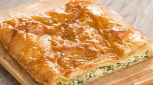 Слойки с луком и яйцом из слоеного теста