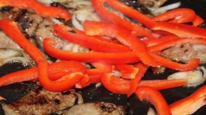 Свиная печень тушенная с помидорами и перцем болгарским
