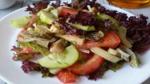 Овощной салат с жареным куриным филе