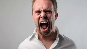 человек орёт в микрофон