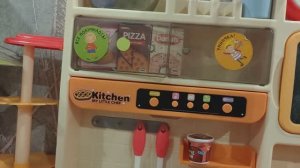 играем в детскую кухню, расставляем и играем в детскую посудку