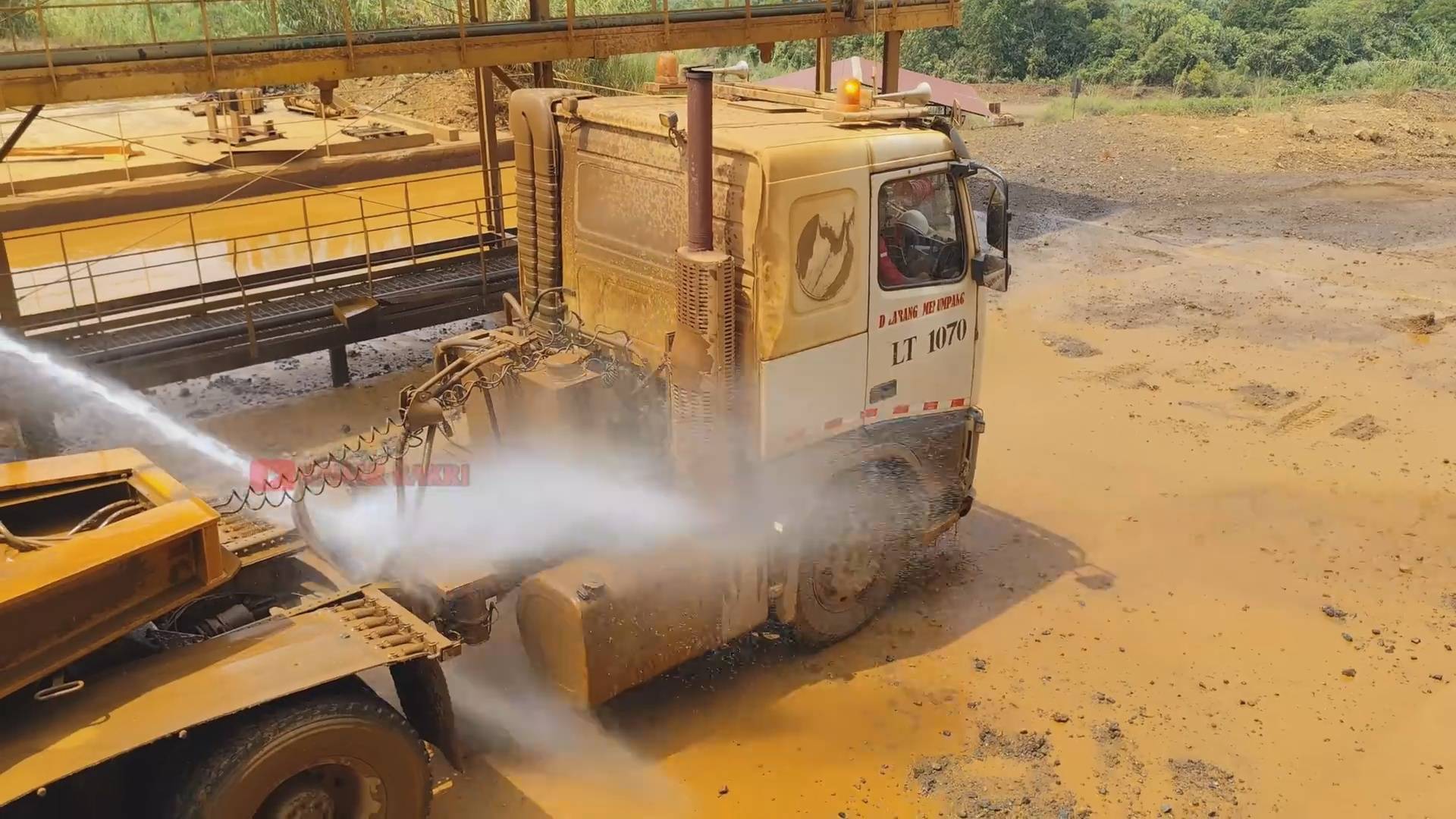 МОЙКА ГРУЗОВИКА с СТРОЙКИ! смотреть онлайн