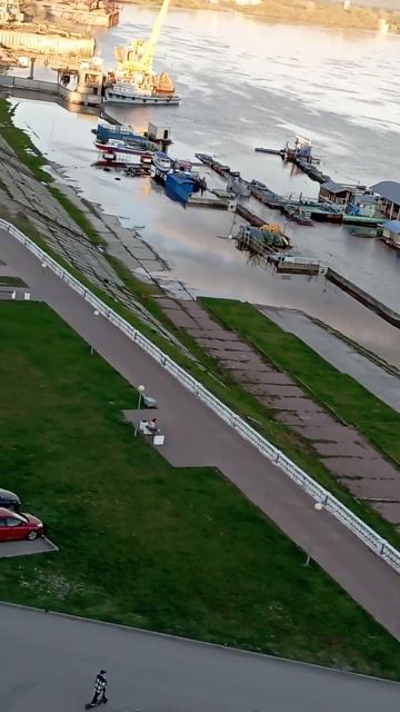 Заливает полностью низ Набережной р.Оки г.Дзержинска, а красиво, однако! смотреть онлайн