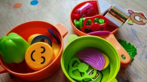 играем в повара, готовим игрушечную еду на детской посудке
