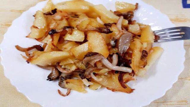 Картошка жареная с грибами и сельдереем