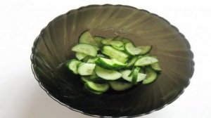 Салат из огурцов и красного лука