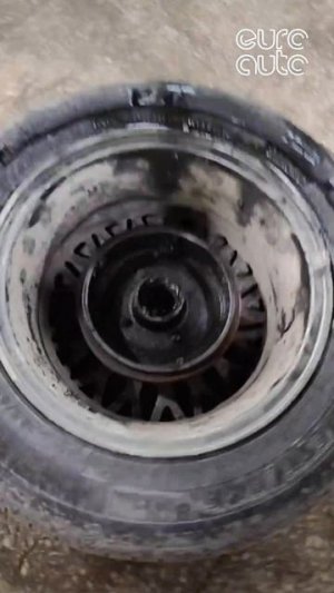 VW Golf приехал с жалобой на шум в заднем колесе, и тормоза пропали, когда подъезжал к сервису