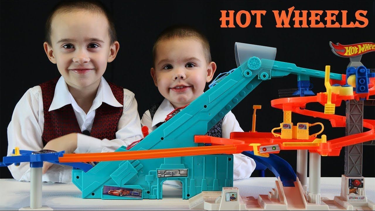 Трек от Хот Вилс "Мото Гараж". Распаковка и обзор игрушек смотреть онлайн