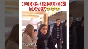 Очень смешной пранк человек пукает