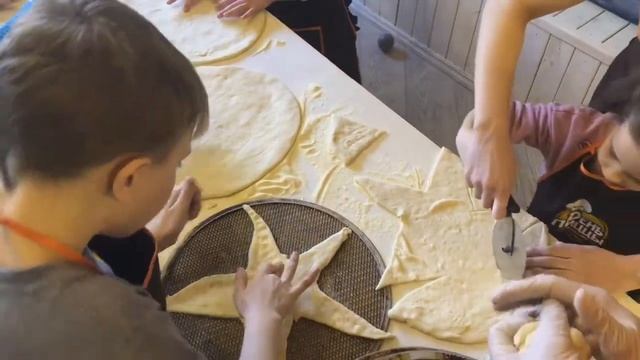 Школа юных пиццмейкеров в День Пиццы смотреть онлайн