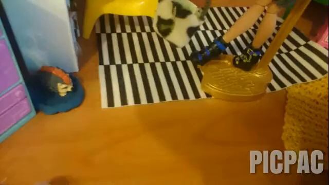 Осталась без взрослых на 4 дня.