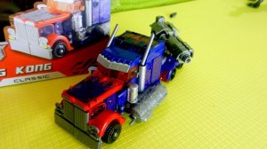 Роботы - Трансформеры. Оптимус Прайм против Робота Орла. Игрушки видео