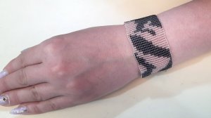 Серый браслет из бисера с розовыми волнами