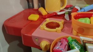 играем в детскую посудку, готовим на детской кухне