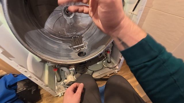 Стиральная машина Asko w6098x.s/3 2021 года. Стучит и свистит. Замена подшипников у клиента дома. смотреть онлайн