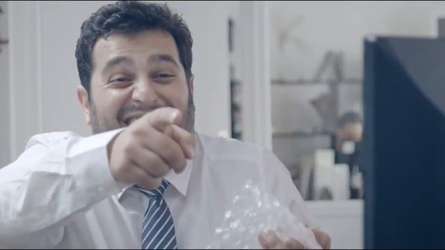 Девушки пукают в офисе