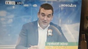 Ведущий свалился со стула во время прямого эфира))