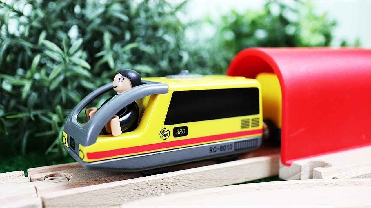 Деревянная железная дорога. Игрушечные поезда и паровозы. Игрушки для детей смотреть онлайн