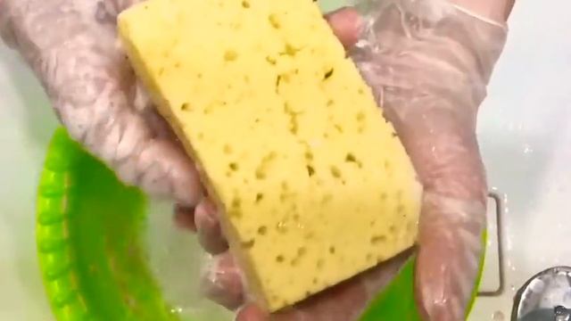 ASMR. Squeezing sponge. Dried sponge in a soapy mass. Полоскание засохшей губки в мыльной массе.🧼🧽 смотреть онлайн