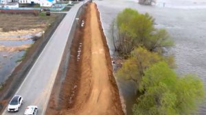 Вода стремительно подбирается к населенным пунктам в Тюменской области и угрожает масштабным потопом